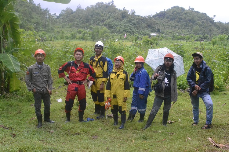 Gelap dan Terang di Goa